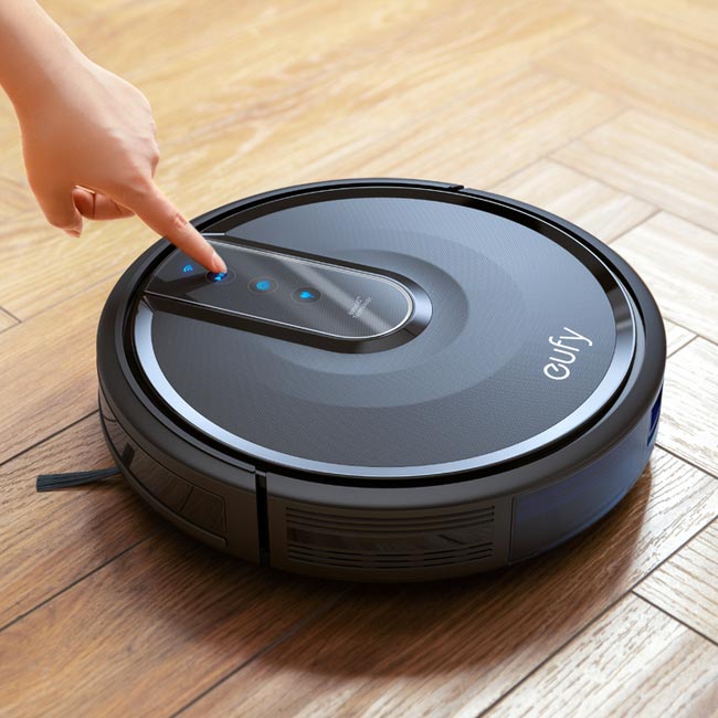 Robovac 35C op een houten vloer