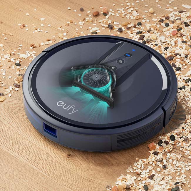 Robovac 35C op een houten vloer muesli aan het opzuigen